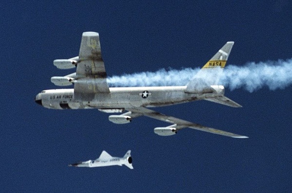  Um X-43 sendo lanado no ar de debaixo da asa do B-52 Stratofortress. 